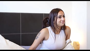 Chica latina pasando por primera vez su video casting para latam