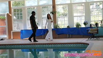 Pawg invites new neighbors over for fun