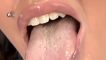 She shows that she hasn't forgotten how to blow a guy's pipe driving this guy wild and