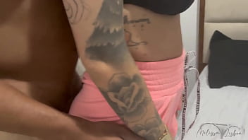 Estava com medo de ser pega no flagra com outro macho pincelando minha buceta até que o corno chegou e adorou o que viu