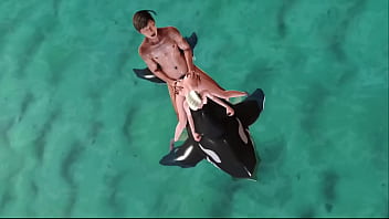 Max's life cap 29 follando a una milf en la playa frente a su esposo