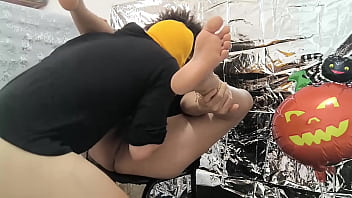 A entidade demoníaca é domada e fodida por um humano corajoso no halloween