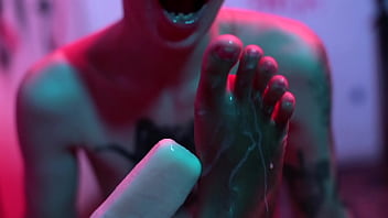 Cutie piie rubs popsicle on bia's feet