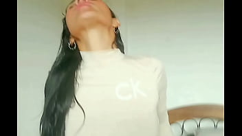 Hoy mi amiga me invita a su casa para darme algo pero en secreto subtitulado inglés