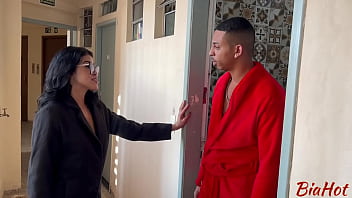 Fui tomar banho no vizinho e terminei tomando no cú ele me comeu e gozou gostoso antes da sua mulher chegar