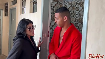 Fui tomar banho no vizinho e terminei tomando no cú ele me comeu e gozou gostoso antes da sua mulher chegar