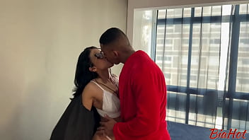 Fui tomar banho no vizinho e terminei tomando no cú ele me comeu e gozou gostoso antes da sua mulher chegar