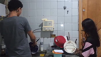 Ela convence o meio irmão a fuder bem gostoso ela enquanto seus pais não estavam