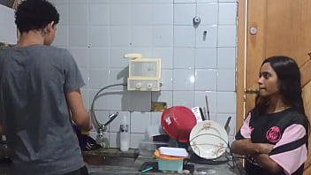 Ela convence o meio irmão a fuder bem gostoso ela enquanto seus pais não estavam