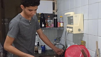 Ela convence o meio irmão a fuder bem gostoso ela enquanto seus pais não estavam