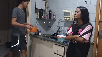 Ela convence o meio irmão a fuder bem gostoso ela enquanto seus pais não estavam