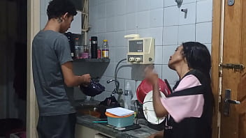 Ela convence o meio irmão a fuder bem gostoso ela enquanto seus pais não estavam