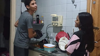 Ela convence o meio irmão a fuder bem gostoso ela enquanto seus pais não estavam