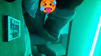 Amigo de mi esposo me llava a un hotel despues de fiesta y me rompe el culito lo grab