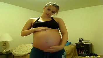 Pregnnt tori taylor blue shorts