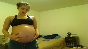 Pregnnt tori taylor blue shorts