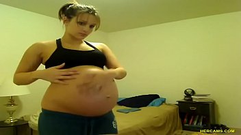 Pregnnt tori taylor blue shorts
