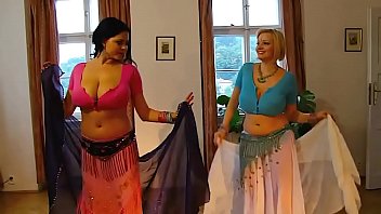 Deux danseuses du ventre plantureuses se dénudent