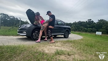 Gostosa com o carro quebrado na rua pediu ajuda e pagou com a bucetinha