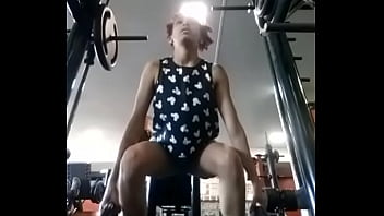 Minha mulher na academia fazendo agachamento