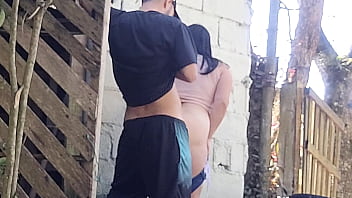 Meu marido saiu e me deixou receber o pedreiro sozinha para um orçamento