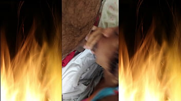 Fez o amigo gozar com um boquete incrível