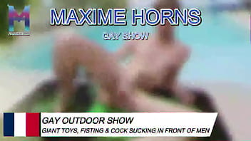 Le soleil tape mes gémissements résonnent les mecs matentet moi je me fais remplir devant eux comme un bon soumis