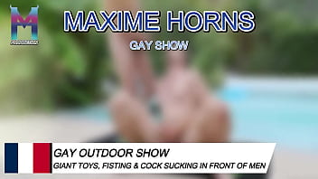 Le soleil tape mes gémissements résonnent les mecs matentet moi je me fais remplir devant eux comme un bon soumis