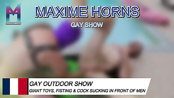 Le soleil tape mes gémissements résonnent les mecs matentet moi je me fais remplir devant eux comme un bon soumis