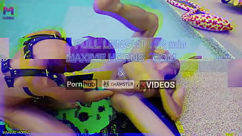 Le soleil tape mes gémissements résonnent les mecs matentet moi je me fais remplir devant eux comme un bon soumis