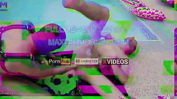 Le soleil tape mes gémissements résonnent les mecs matentet moi je me fais remplir devant eux comme un bon soumis