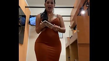 Prrsume su vulote y mueve bien rico sus nalgotas en vestido entallado Prrsume su vulote y mueve bien rico sus nalgotas en vestido entallado