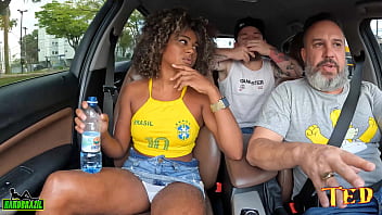 Mulata carioca thais gomes apronta e chupa os peitos de uma mulher na rua durante a carona