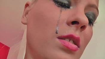 Beauty pantie pissing