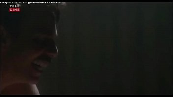 Menina molhada faz sexo de quatro