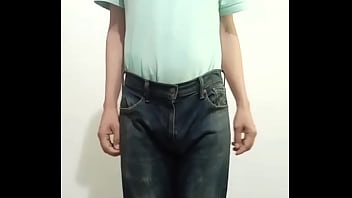 Pantalones orinados con pañal de tela y un día lleno de delicia y pajas