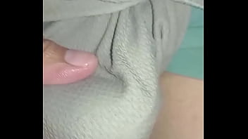 Pantalones orinados con pañal de tela y un día lleno de delicia y pajas