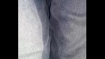 Pantalones orinados con pañal de tela y un día lleno de delicia y pajas