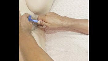 Mi amigo me afeita para y me da cuidado en la panocha para videollamada