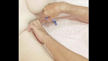 Mi amigo me afeita para y me da cuidado en la panocha para videollamada