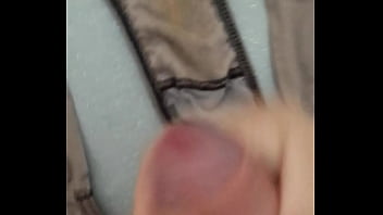 Gozando na calcinha da esposa