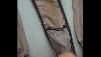 Gozando na calcinha da esposa