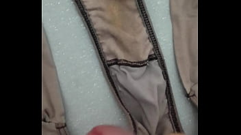 Gozando na calcinha da esposa