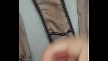 Gozando na calcinha da esposa