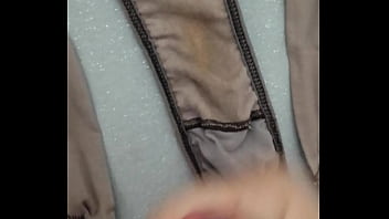 Gozando na calcinha da esposa