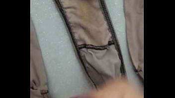 Gozando na calcinha da esposa