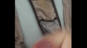 Gozando na calcinha da esposa