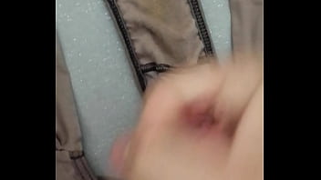 Gozando na calcinha da esposa