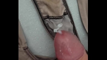 Gozando na calcinha da esposa