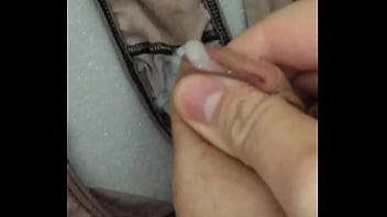 Gozando na calcinha da esposa